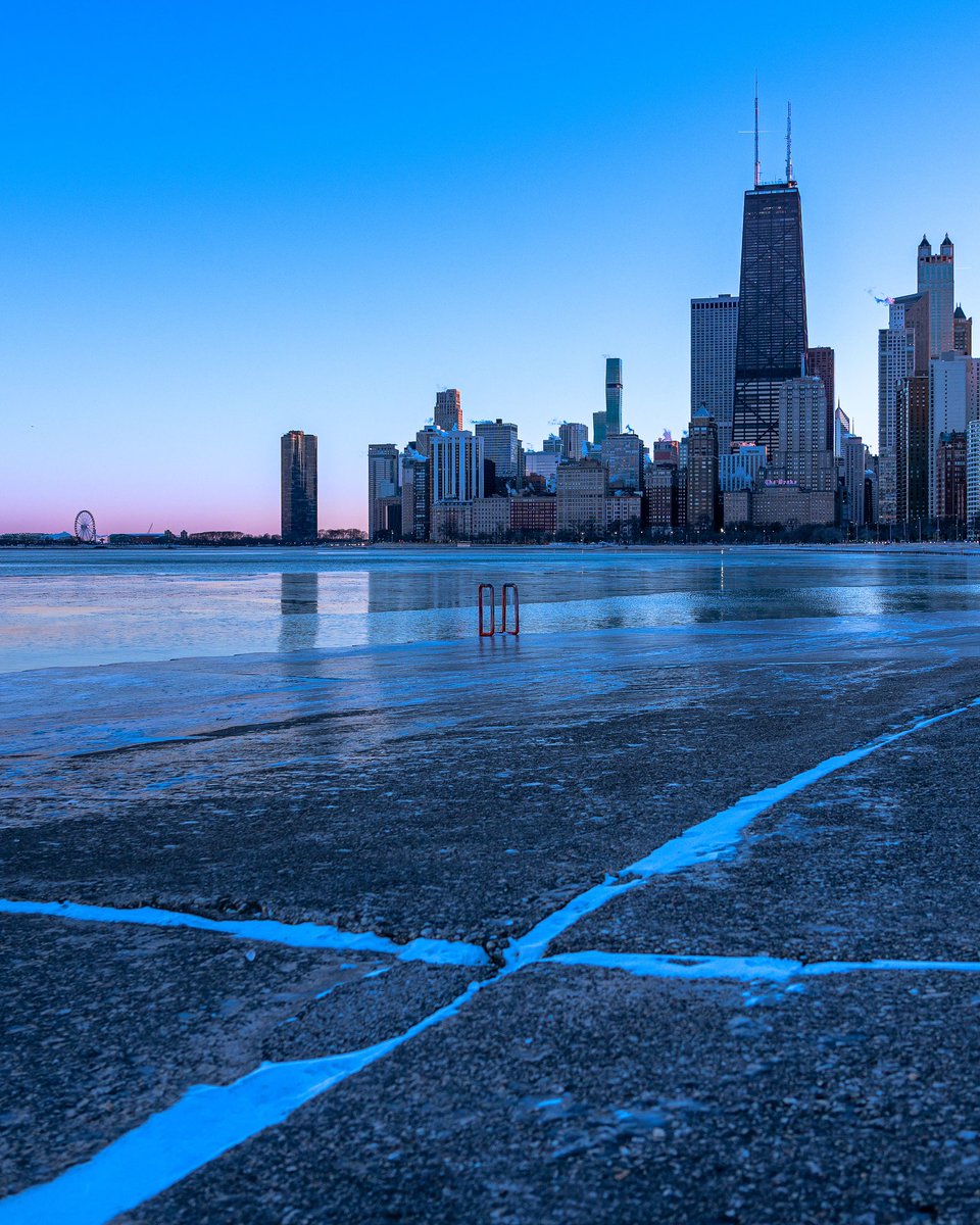 vladanOst's tweet image. Arctic blast and the Blue hour magic 🥶 Feels like - 27 C ( - 15 F ) 

#Chicago #Winter #Chicagowinter #Photography #sonyalpha #usa