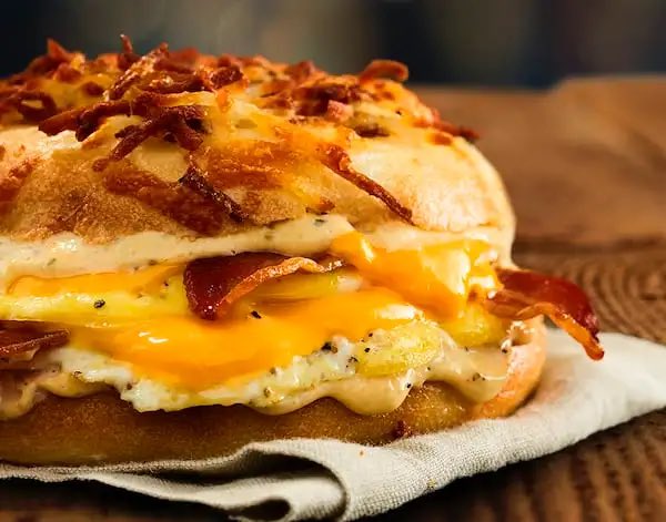 TheJennieB's tweet photo. If you haven’t sunk your teeth into a Cheesy Hashbrown, do you even bagel bro? 

@EinsteinBros 

ORDER 🥯👉🏻 https://t.co/HiBdMPjjdP 👈🏻 🥯 HERE

#dominatebreakfast #catering #food #foodie #cateringservice #party #delicious #breakfast #delivery #takeout #events #foodlover https://t.co/0bsL4ARNIR