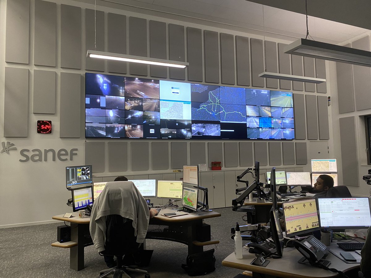 vboissais's tweet photo. Ce matin @RTLFrance est au cœur du centre opérationnel de la SANEF. Certaines routes se sont transformées en patinoire cette nuit. Les équipes sont à pied d’œuvre mais de nombreux accidents ont lieu, notamment autour de Beauvais ou encore Reims. https://t.co/fiZbIgs3AW