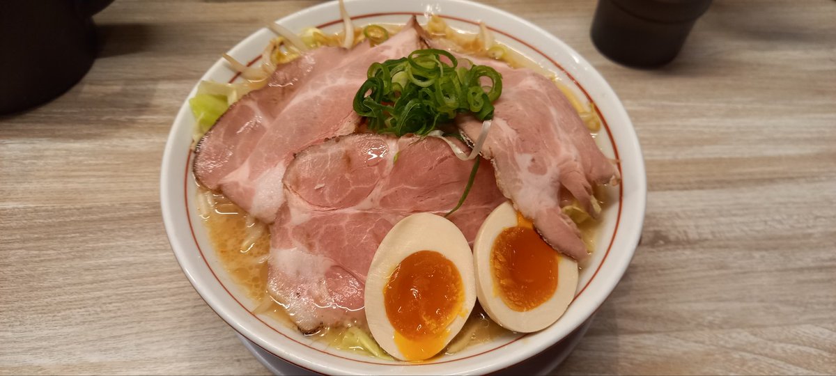 hazetsuri's tweet photo. 今日は、自宅の近場にある #らーめん専門店濃厚煮干しと豚 にて #にぼぶた玉子 を摂取。#濃厚煮干し で #豚骨 スープに #二郎系 を思わせる見た目の #ラーメン 煮干しよってアッサリ感が際立って旨かったです。
#広島グルメ
#広島ランチ https://t.co/3caRNSYAIs