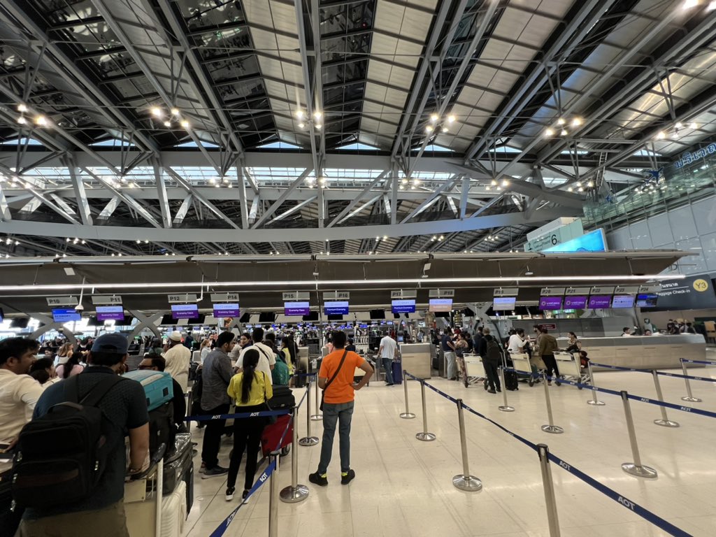 BobKat1210's tweet photo. @airvistara @RNTata2000  a critical look at airport operations is needed. UK122 and UK124 both leave BKK within 45 minutes of each other. Both flights are flying the Airbus A321 twin-jet aircraft. These flights have a combined total of 16 business class seats (1/3) https://t.co/GT9c6DfhG2