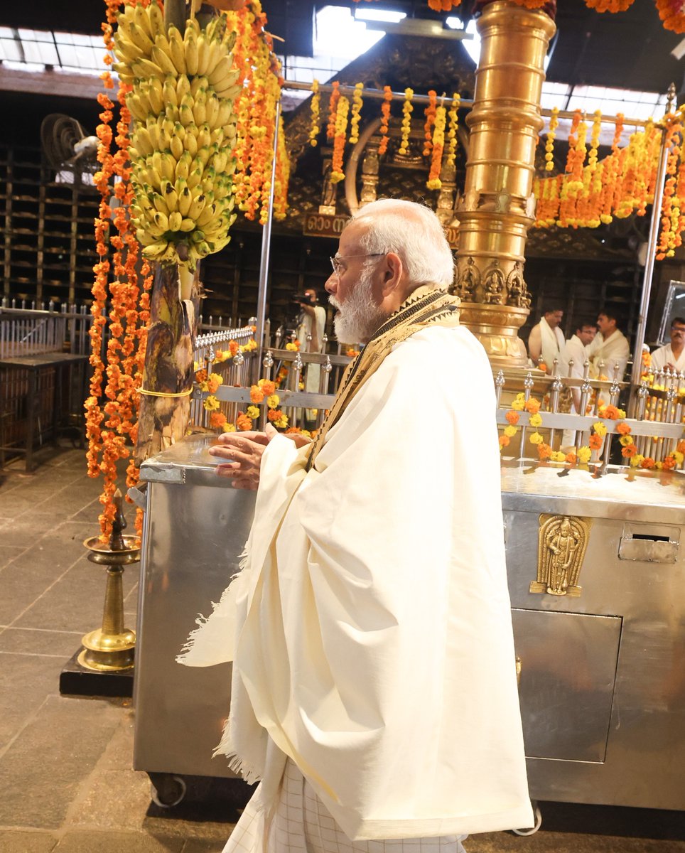 BJP4India's tweet photo. Glimpses of Prime Minister Shri @narendramodi offering prayers at Guruvayur Temple in Guruvayur, Kerala. https://t.co/553vKrT8Ky