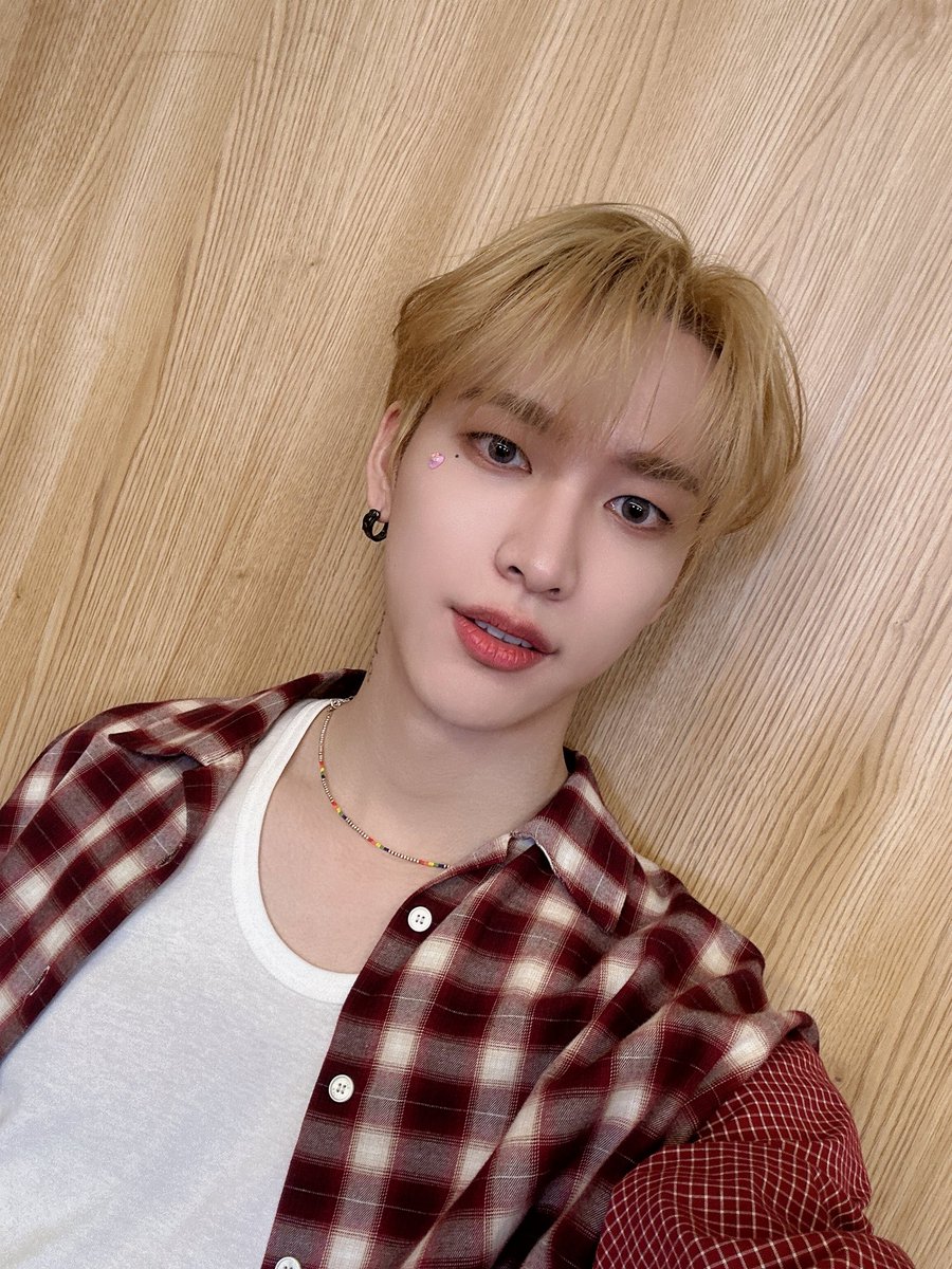 OnlyOneOfmember's tweet photo. [#나인] 라욘... 지금 내리는 거 내 눈물이야..투표 고마워요❤ 오억만 라이온 ㅠ🩵 가쥬앗!

#OnlyOneOf #온리원오브 https://t.co/xggjn5E5OF