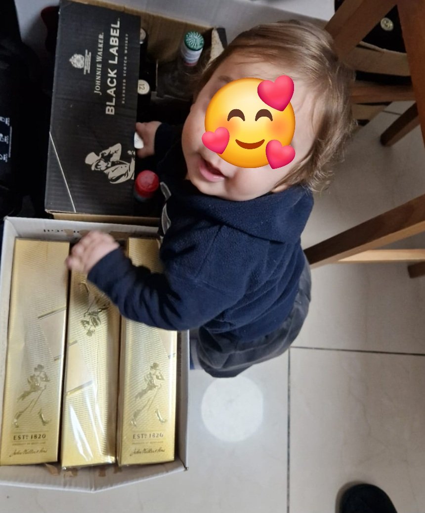 Bébé s'est mis debout pour la première fois en prenant appui sur... une caisse de Johnnie Waker. Suivez moi pour d'autres conseils eveil et développement Montessori.