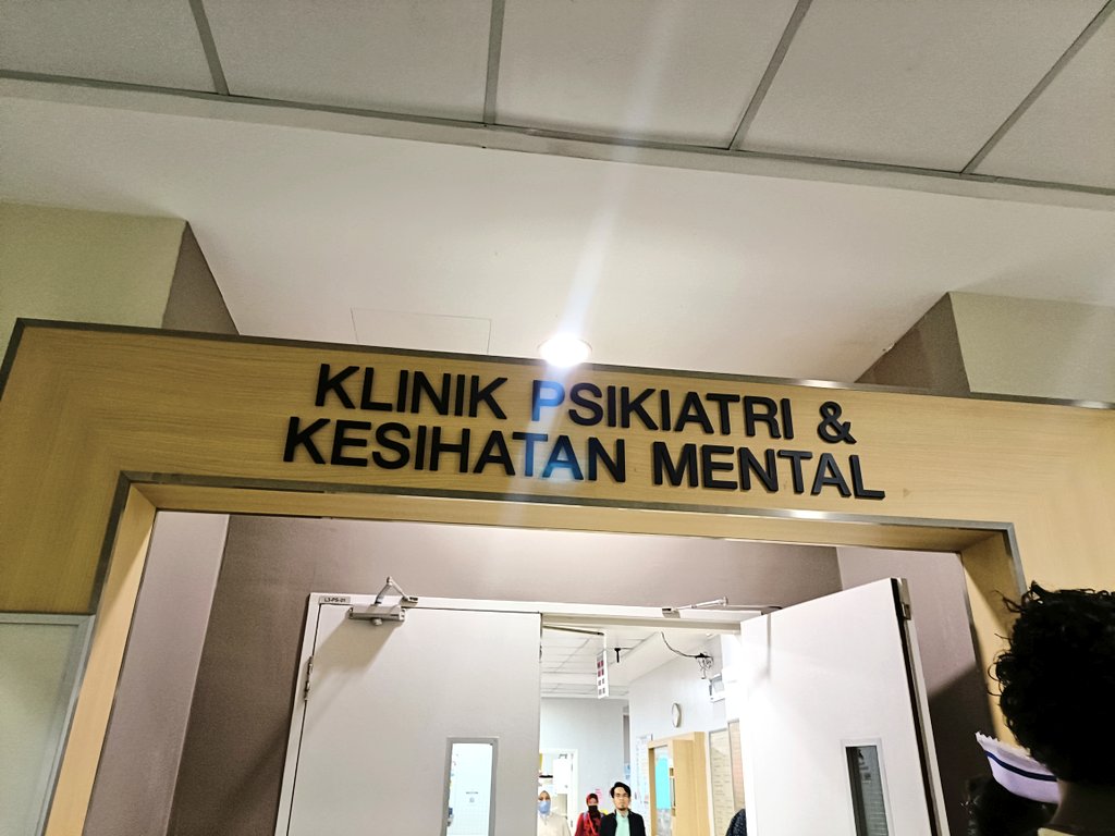 eddthinksdesign's tweet photo. Korang kalau nak dapatkan rawatan psikiatri, elak pergi HKL.

Semalam I teman sorang 17yo guy ni pergi buat appointment psikiatri kat HKL.

Guess what?

Doktor cakap appointment lagi 6 bulan.

Kenapa? Sebab ramai sangat patient. Giler ke apa 6 bulan. :(((

I saw the guy's face from hopeful to devastated... and I felt so bad for him sebab kitorang daripada tengah hari pergi sana sini nak uruskan appointment 😭

So kitorang decide pergi Hospital Cyber jelah nanti. Our healthcare system is collapsing and there is nothing we can do about it 😢