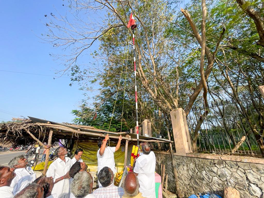 GRagavanOffl's tweet photo. செங்கல்பட்டு கிழக்கு மாவட்டம் திருக்கழுக்குன்றம் கிழக்கு ஒன்றியத்தில் அமைந்துள்ள அனுபுறம் ஊராட்சியில்  புரட்சித்தலைவர் எம்ஜிஆர் அவர்களின் 107 வது  பிறந்தநாளை முன்னிட்டு  கழகக் கொடியை ஏற்றி பொதுமக்களுக்கு இனிப்பு வழங்கியபோது. https://t.co/D0IBnVbp0r