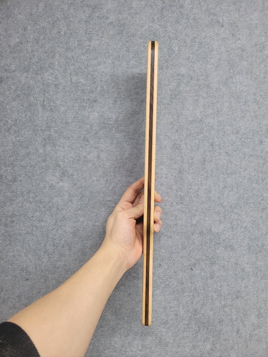 새로 주문해주신 하트 레이어드 패들입니다!
비치나무(양쪽 사이드) + 월넛(가운데)
비월비 조합으로 만들어졌습니다!   월비월 조합도 이뻤는데,  비월비도 깔끔하고 이쁘네요!

#레이어드패들 #원목패들 #하트패들 #케인 #하드우드