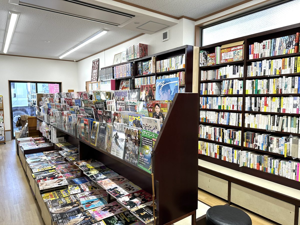 natsuhasha's tweet photo. 埼玉で弊社の本がこんなに揃ってる店は他にない、行田市の忍書房さんを訪ねました。火災を乗り越え、市民に本を配達し続ける町の本屋さんです。お近くにいらっしゃることなどなかなかないかもしれませんが、忍城、古墳の観光など兼ねてぜひ遊びにいらしてください。面白い本をたくさん教えてくれます。 https://t.co/WDcVr0RpAI