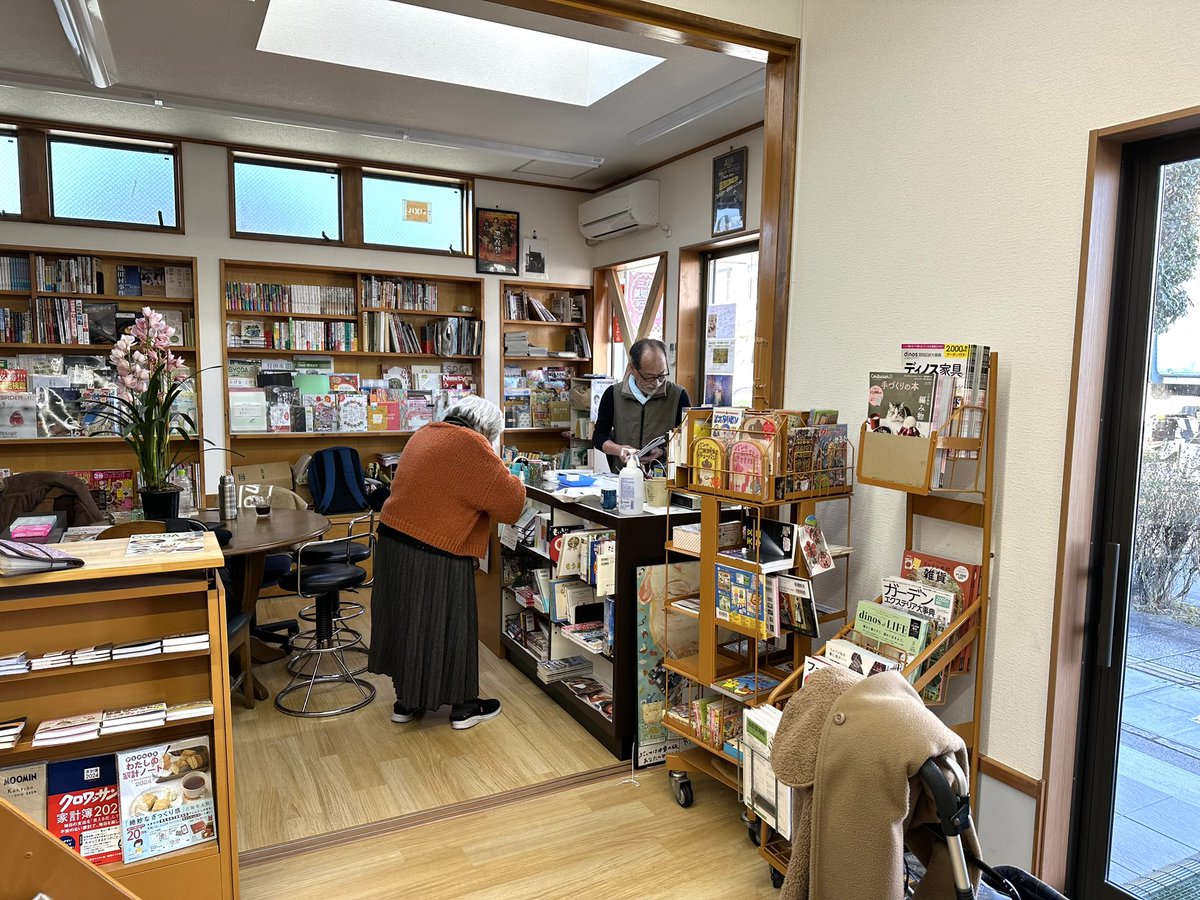 natsuhasha's tweet photo. 埼玉で弊社の本がこんなに揃ってる店は他にない、行田市の忍書房さんを訪ねました。火災を乗り越え、市民に本を配達し続ける町の本屋さんです。お近くにいらっしゃることなどなかなかないかもしれませんが、忍城、古墳の観光など兼ねてぜひ遊びにいらしてください。面白い本をたくさん教えてくれます。 https://t.co/WDcVr0RpAI