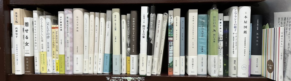 natsuhasha's tweet photo. 埼玉で弊社の本がこんなに揃ってる店は他にない、行田市の忍書房さんを訪ねました。火災を乗り越え、市民に本を配達し続ける町の本屋さんです。お近くにいらっしゃることなどなかなかないかもしれませんが、忍城、古墳の観光など兼ねてぜひ遊びにいらしてください。面白い本をたくさん教えてくれます。 https://t.co/WDcVr0RpAI