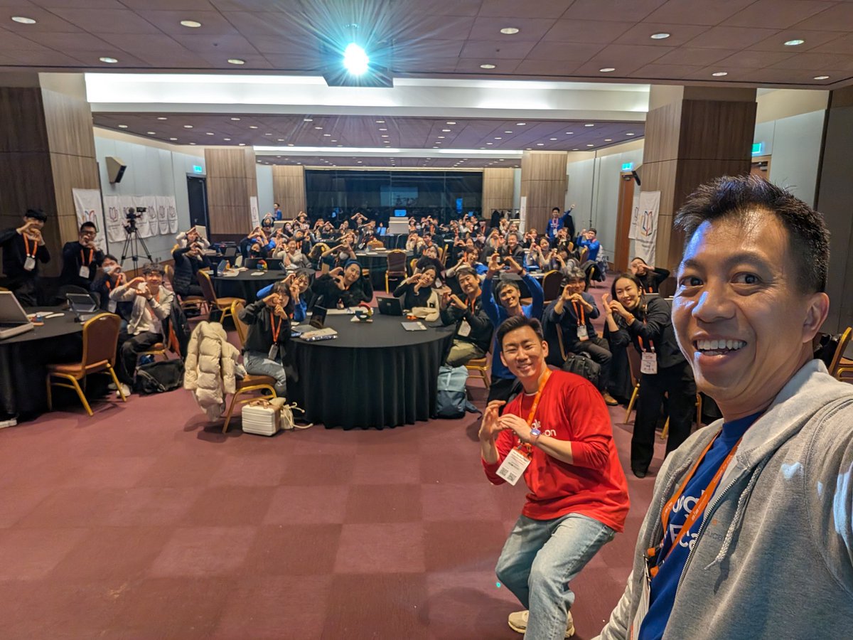 So excited to take a selfie with #GEGKorea members her at Education Korea. And this was after we did a "Just Dance Now" song. Amazing energy levels! #GoogleEdu