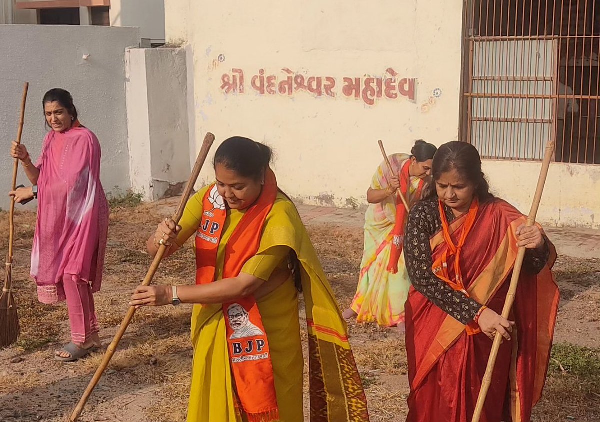 JIGNAPANDYA's tweet photo. પ્રભુ શ્રી રામના આગમન પર દેશના આદરણીય પ્રધાનમંત્રી શ્રી નરેન્દ્રભાઈ મોદી સાહેબે દેશવાસીઓને તારીખ 14 થી 22 જાન્યુઆરી દરમિયાન મંદિરો અને તીર્થસ્થળોની સાફસફાઈ કરવા જનઅભિયાન આદરવાનું આહ્વાન કર્યું છે ત્યારે આજરોજ સુરેન્દ્રનગર વંદનેશ્વર મહાદેવજીના મંદિરે સ્વચ્છતા અભિયાન હાથ ધર્યું https://t.co/FDaETtVsSP