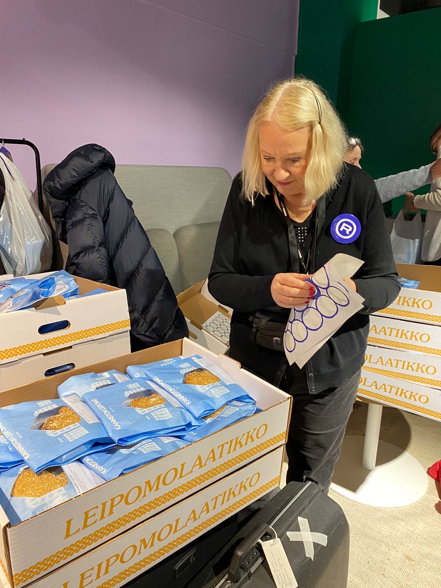 LHyssala's tweet photo. Tuokiokuvia kampanjasta. Naiset kertovat.

@ollirehn numero 3. Vakaa kuin kallio. https://t.co/ec1Kmcy7zp