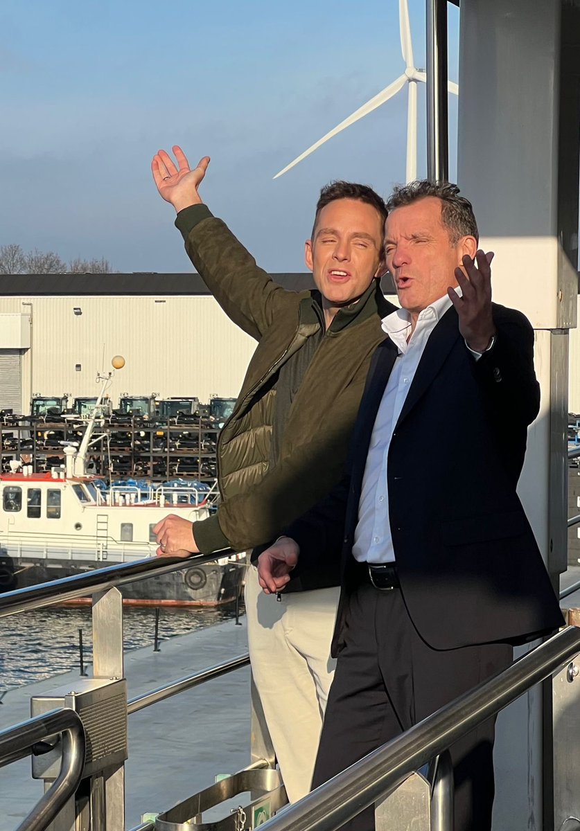De Bevers hebben vandaag groot nieuws! Dit wordt voor ons een dag met gouden rand… 💛💛💛