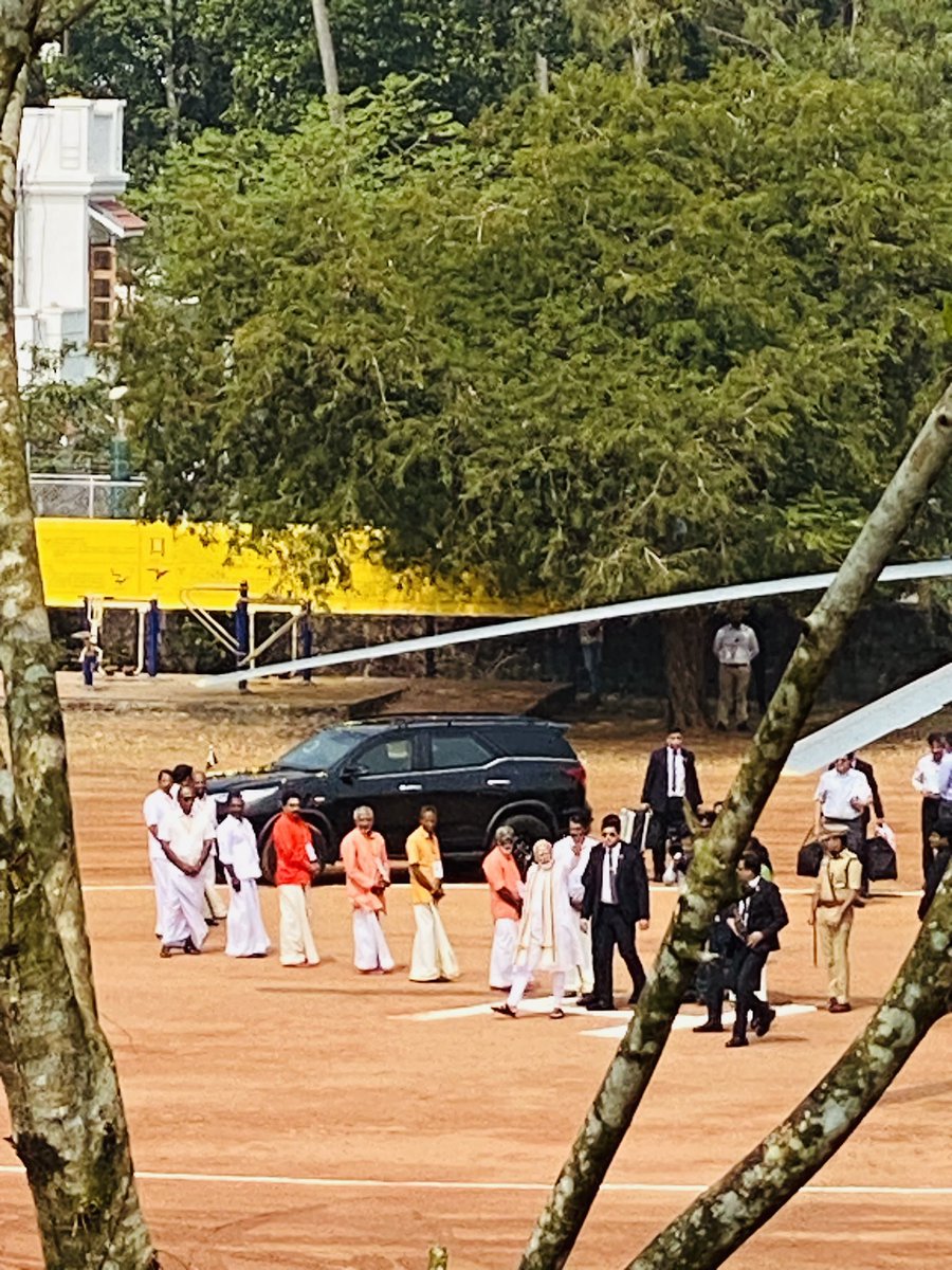 SatishViswanat's tweet photo. മോദി ജീ അങ്ങനെ തൃപ്രയാർ തേവരെ കണ്ടു തൊഴുതു തിരിച്ചു പോയി 😌#SuswagathamModi #PMModiji #Triprayar https://t.co/JJmwx3zxLx