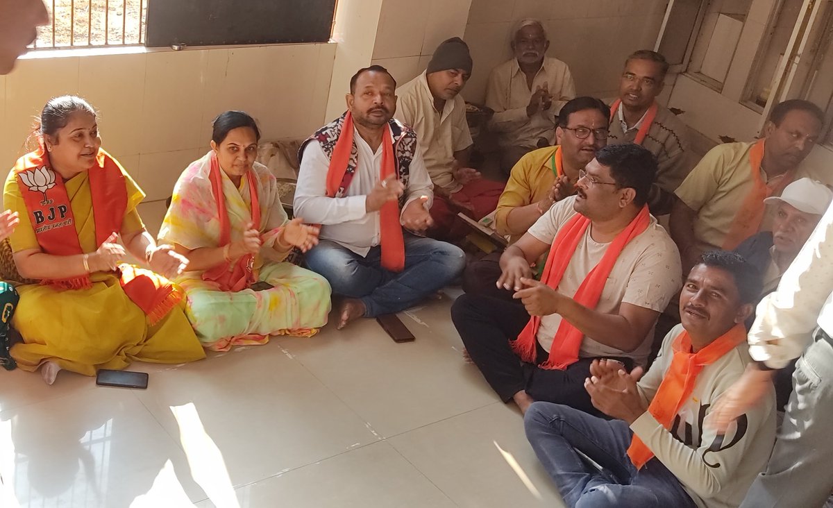 JIGNAPANDYA's tweet photo. સુરેન્દ્રનગર વંદનેશ્વર મહાદેવ મંદિરે પ્રભુ શ્રીરામના આગમન પર સર્વે ભાજપ કાર્યકરો દ્વારા  રામધૂન.
#AyodhaRamMandir #jayshreeram https://t.co/2dHyIHjnQn