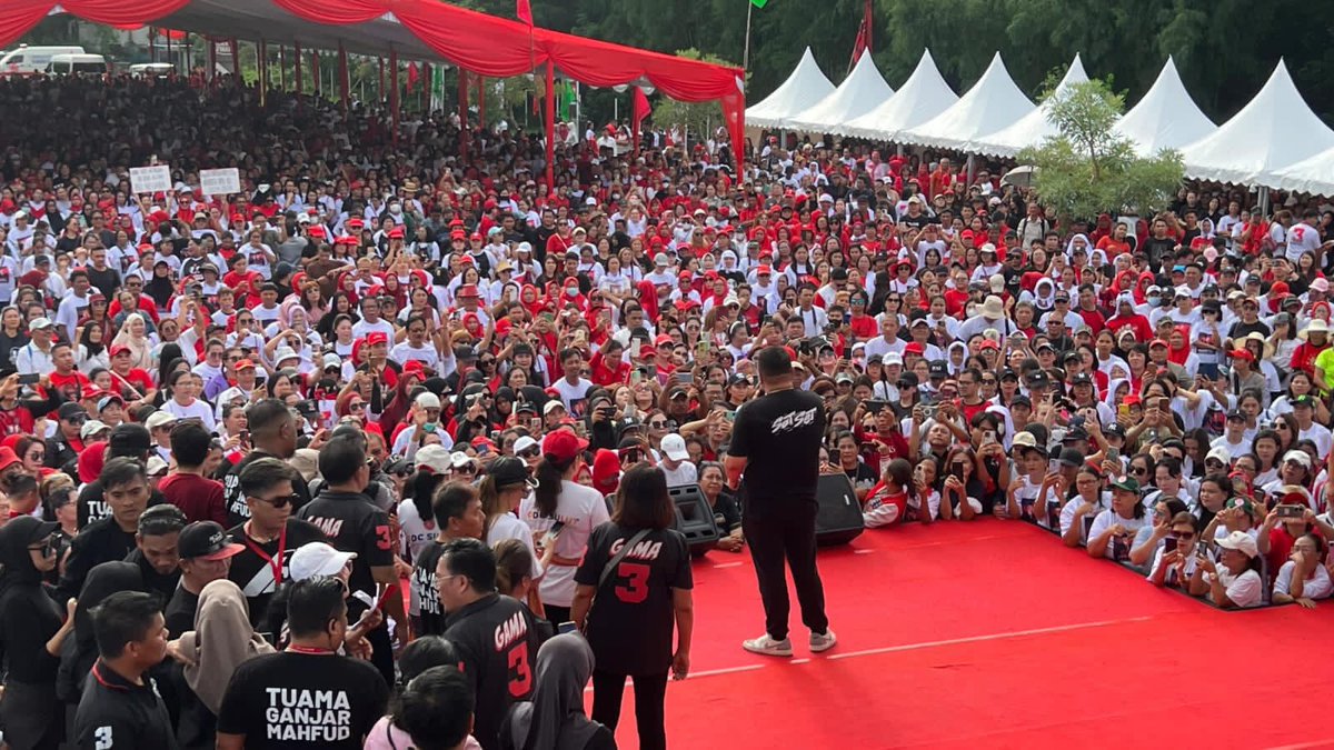 ch_chotimah2's tweet photo. Ribuan warga Manado menyambut ibu Atikoh Ganjar.
Semakin difitnah dan direndahkan sama pendukung 02, ibu Atikoh makin dicintai rakyat.
Manado luar biasa, terimakasih atas sambutannya pada calon ibu negaraku.🙏
#GanjarMahfud2024

Tunaikan aktivitas olahraga pagi, Ning Siti Atikoh disambut dengan gegap gempita dari ribuan masyarakat Manado, Sulawesi Utara (17/1/2024). Masyarakat yang hadir disana sangat ingin dan berantusias untuk berjumpa dengan calon ibu negaranya yang sangat merakyat nan humble.