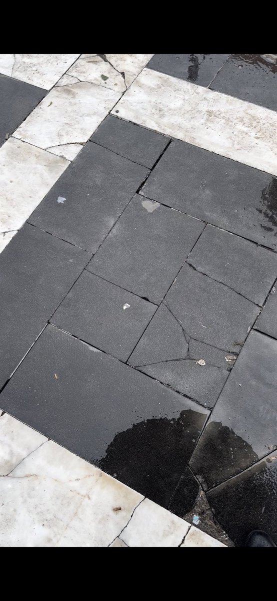 Yağmurlu havalarda üstünüze su sıçratmak için yapılmış kaldırımlar 

Teşekkürler <a href="/sanliurfabld/">Şanlıurfa Büyükşehir 🇹🇷</a>