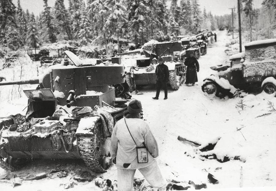 #OTD in 1940
‘Spoils of war -- captured Soviet tanks and cars, along a road in a snow-covered forest on January 17, 1940. Finnish troops had just overpowered an entire Soviet division.’
#blackandwhitephotography #WW2 #Finland #USSR #winterwar #warphotography