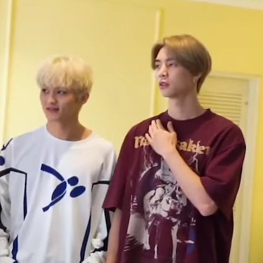 crvngjaee's tweet image. Kebayang seberapa gatelnya dua orang ini mau benerin inggris raffi 😭😭😭☝️☝️