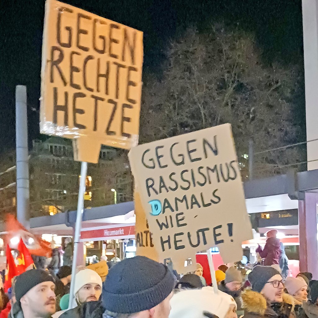 30.000 in #Koeln gegen die #AfD auf der Straße! Ganz klares Motto: Ganz Köln hasst die AfD!
#Afd #AfDVerbotjetzt #Nazisstoppen #antifa  #Koelngegenrechts
