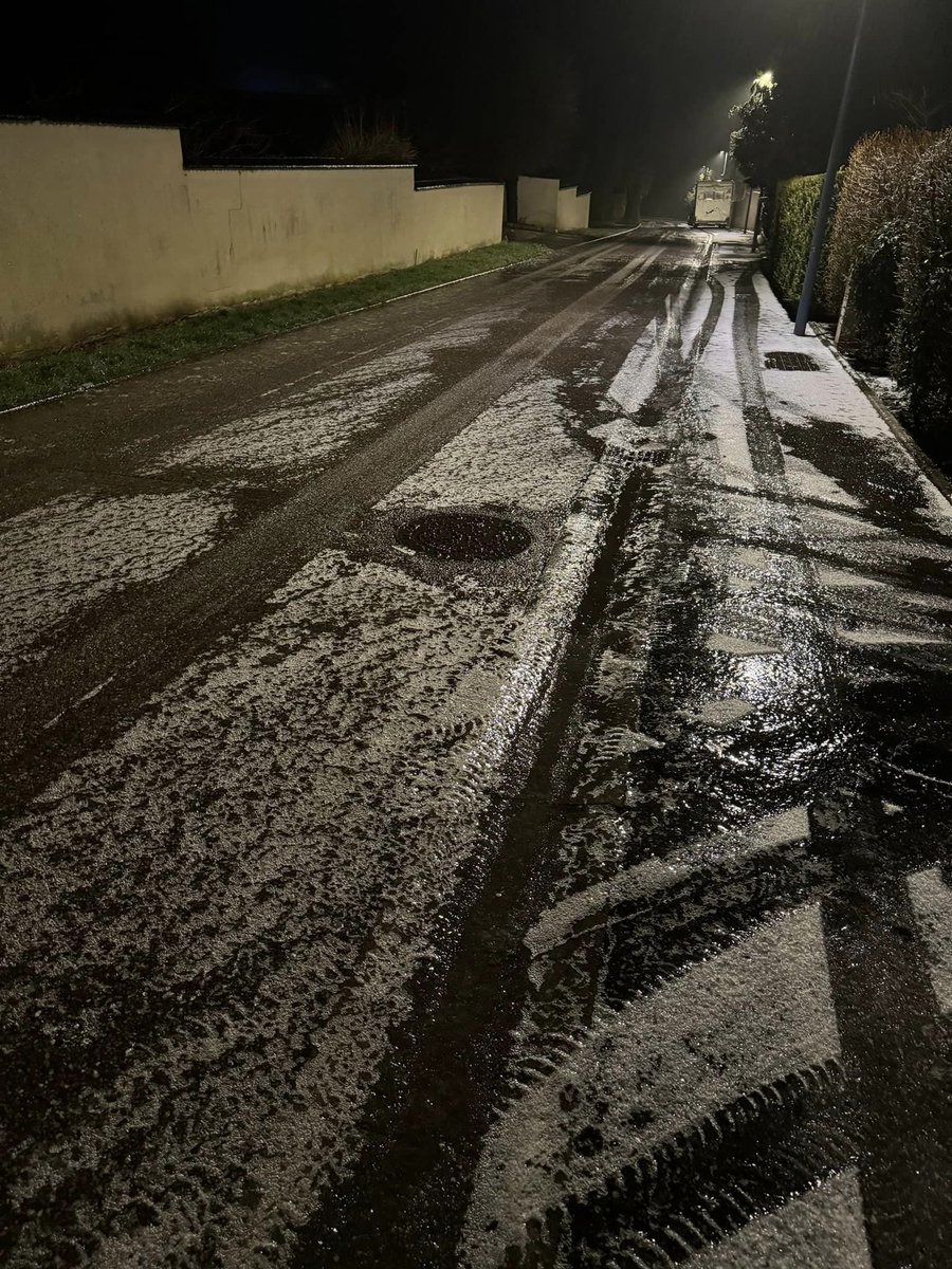 ⚠️ Situation très délicate de la #Normandie à l'#Alsace où les pluies verglaçantes rendent les chaussées très dangereuses. Photos du #verglas à #Nomény en #MeurtheEtMoselle. (via mairie)