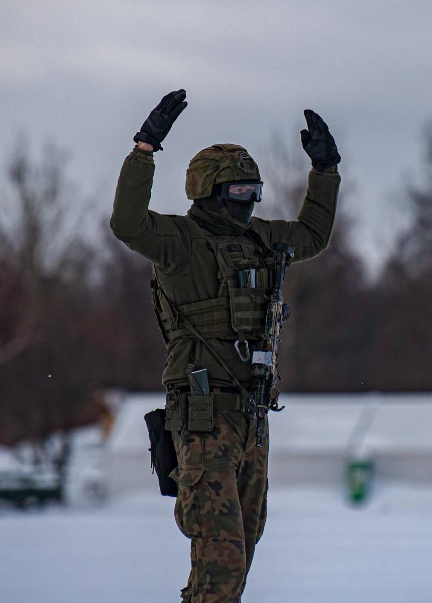 _6BPD_'s tweet photo. Spadochroniarze #16bpd w ramach #WZZpodlasie realizowali szkolenie współdziałania ze śmigłowcami.
Żołnierze udzielają wsparcia Placówkom Straż Graniczna  chroniąc granicę kraju i nie dopuszczając do jej przekroczenia.🇵🇱
@DGeneralneRSZ
@MON_GOV_PL
@DowOperSZ @PolsatNewsPL https://t.co/w5k2yUekPy