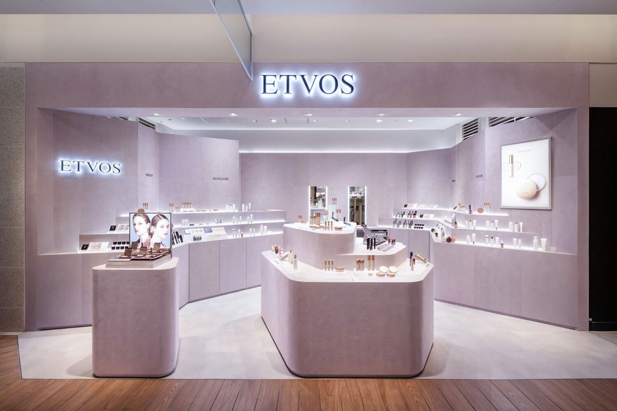 archiphoto's tweet photo. 宮川清志 / SESNによる、大阪市の店舗「ETVOS LUCUA  1100」

商業施設内のコスメ店のリニューアル計画。“ジェンダーレス”を主題とし、様々な部分で“境界をなくす”設計を志向。“環境と店舗”を緩やかに繋ぐ動線計画と“顧客と商品”の近い距離感を作る陳列方法を考案。

©吉川直希
詳細はリプ欄の🔗から https://t.co/0NWBy8NSP7