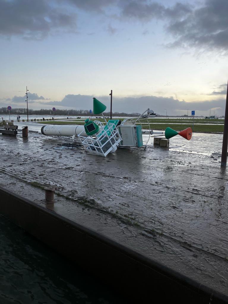Het afgelopen hoogwater heeft voor veel schades gezorgd. 

Wij, de vaarwegmarkeringsdienst en onze aannemer zijn hard aan het werk om alles weer in oude staat te herstellen. 

Op diverse plekken zijn beheersmaatregelen getroffen. 

<a href="/Rijkswaterstaat/">Rijkswaterstaat</a>