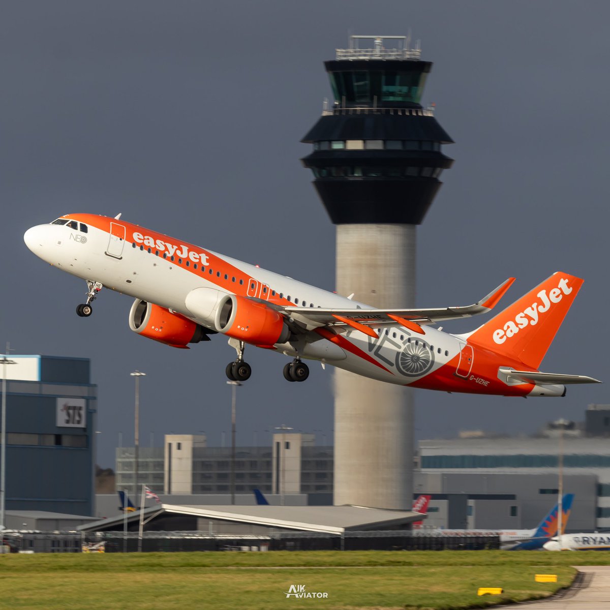 Today’s Post Features EasyJet A320Neo Rocketing Pass NATS Tower Heading To Belfast International 🇬🇧🇮🇪
•
#easyjet #A320Neo #Airbus320neo #Airbusa320neo #proaviation #aviationeverywhere 
•
𝗔𝗹𝗹 𝗣𝗵𝗼𝘁𝗼𝘀 𝗢𝘄𝗲𝗻 | 𝗨𝗞 𝗔𝘃𝗶𝗮𝘁𝗼𝗿 ©️