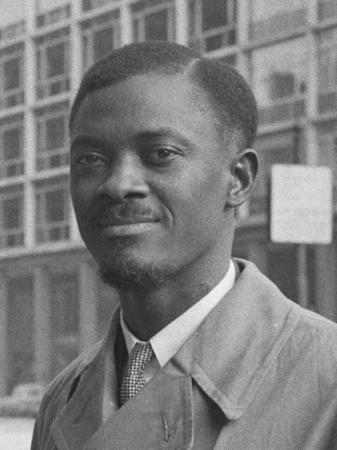 Il #17gennaio 1961 #PatriceLumumba, primo capo di governo liberamente eletto nella Repubblica Democratica del Congo, veniva ucciso e sciolto nell'acido per garantire gli interessi economici e politici di Belgio e USA.