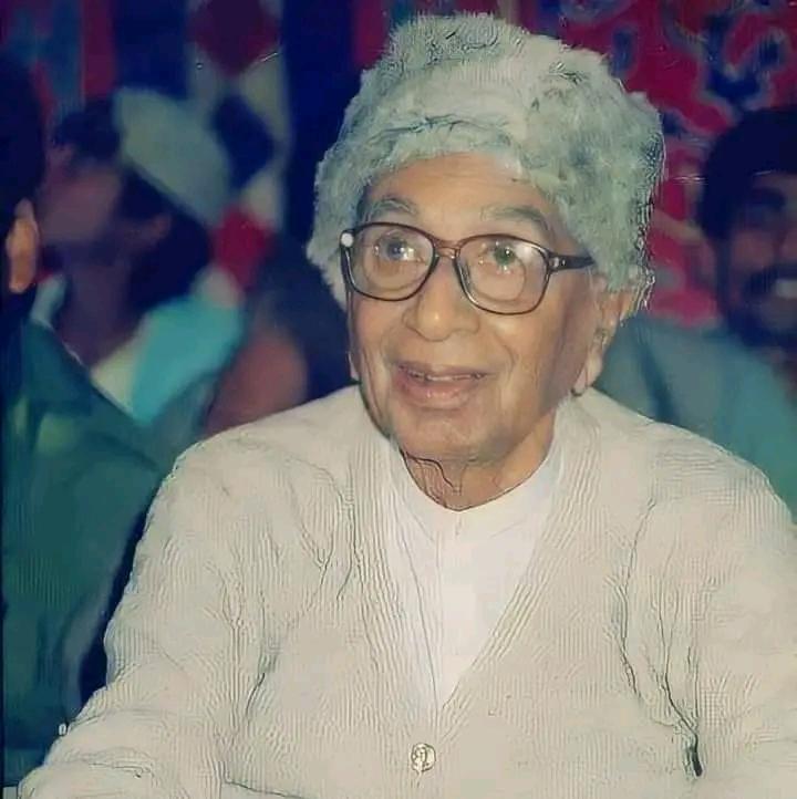ھو ھڏن جو پنڃرو بستري تي ستل ھڪل ڪندو ھو ته، اسلام آباد جا ايوان لڏي ويندا ھئا...! 
آريسر صاحب
#HBDSainGMSyed