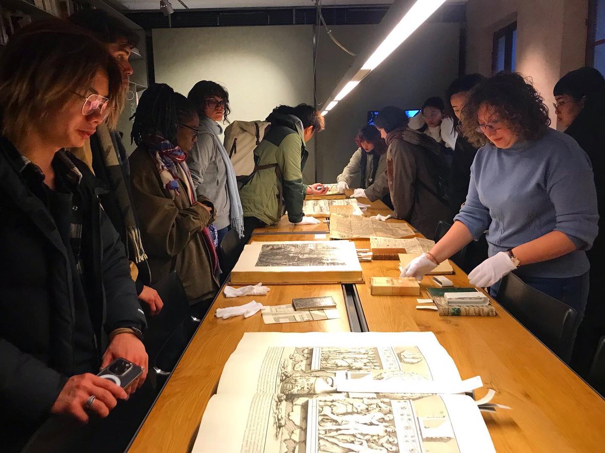 Exploring the collections of #Siena’s @SMariaScala with our January students from #SAIC @saic_news #artstudents #studyabroad