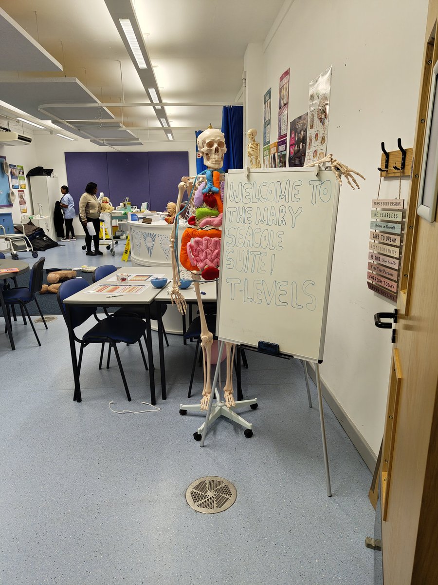 Meet Bill ..Bill Bones ! Ready for the open evening last night at @sandwellcollege  we also had some #tlevelhealth students there to give their opinions on the course ... Come meet me bones and some students on Saturday 20th Jan !