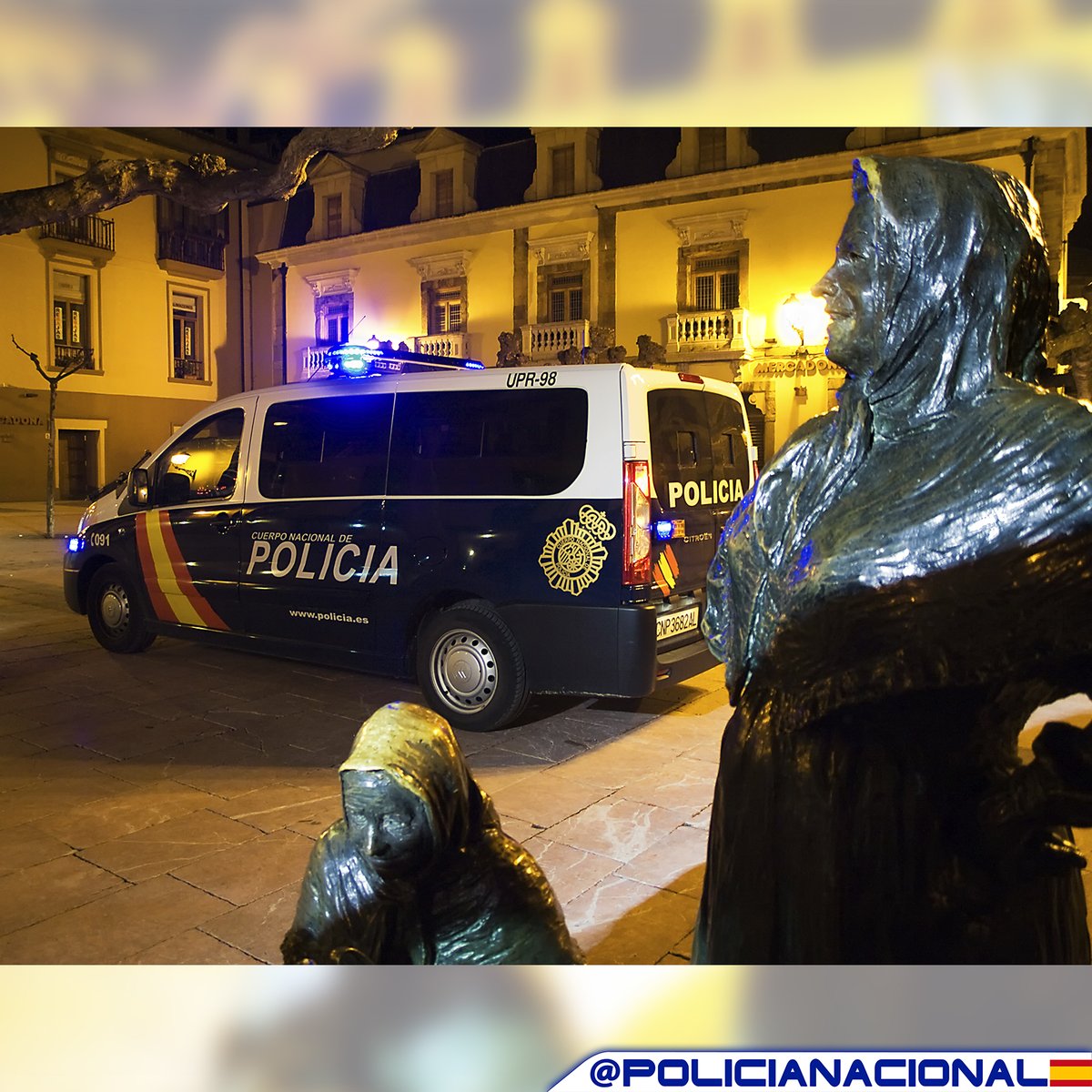 policia's tweet photo. Y cuando se apagan todas las luces... la nuestra sigue ahí para #guiarte 🚔
Somos esa #LuzAzul que nunca se apaga, para velar por tu #seguridad 👮♀️👮
#SomosTuPolicía https://t.co/AqQM5MFUWL