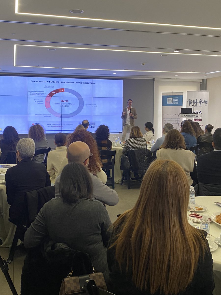#HappeningNow 
Special breakfast conference organized by ESA Business School in partnership with Banque BEMO! Jacopo Filippo Bargellini delving into the world of 'Digital Luxury Marketing.'
