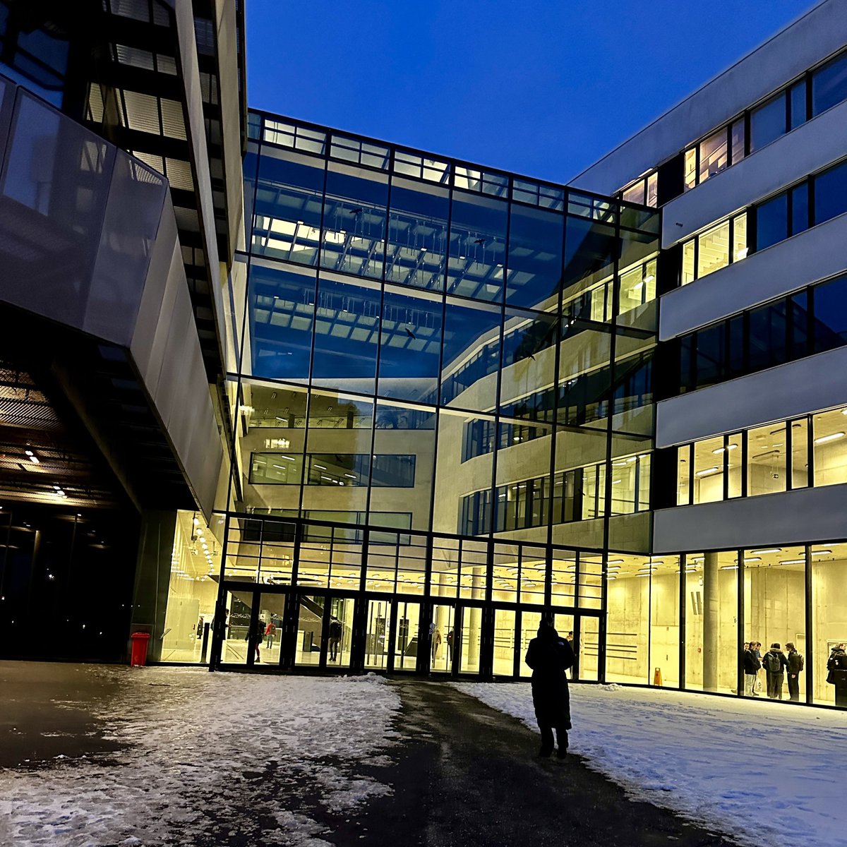 After a rough start to 2024, I am now looking forward to finally starting teaching at <a href="/HCUHamburg/">HafenCity Universität Hamburg (HCU)</a>. Let's talk about the beautiful nature and physics of our world's oceans 🌊🤓