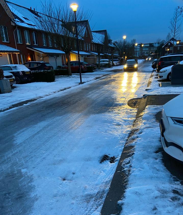 In Berkel liggen de straten er nog spekglad bij door opgevroren sneeuwresten! Vooral op lokale wegen blijft het vandaag oppassen voor #gladheid! #sneeuw 

📷 Ruud van Os