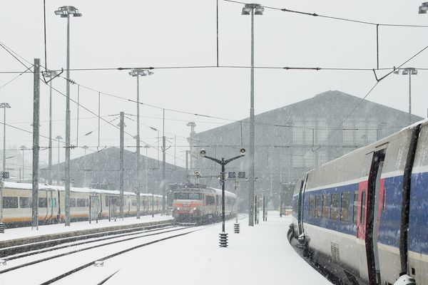 => #Paris => #gareduNord sous la neige. La photo est déjà ancienne puisque publiée en mars 2013 : un #Eurostar, une #BB22200 et un Corail, un #TGV. Tout est calme, probablement un peu paralysé.
Auteur : MAXPPP par france3-regions.francetvinfo.fr