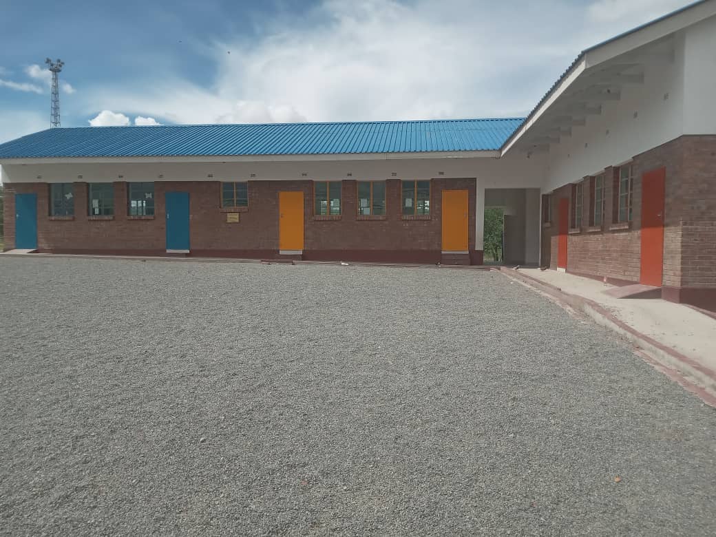 MoLGPWZim's tweet photo. Devolution Tracker:
An ECD classroom block @ Nechibondo Primary in Hwange was constructed, fenced and furnished using #devolution funds ensuring a safe &amp; conducive learning environment to 100 plus pupils at the school.
@basera_john @hwangetown @ChronicleZim  
#Devolution4Impact https://t.co/0vlV6VNVoS