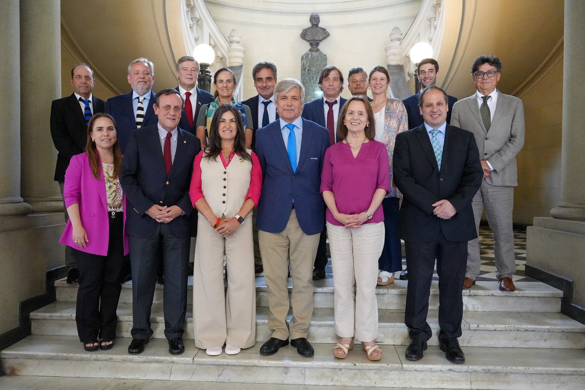 🥳🙌🏼🏫 La PUC galardonó a exalumnos que fueron fundamentales en la realización de los Juegos #Santiago2023🇨🇱 ☑️ En el Campus Central se realizó un almuerzo donde se celebró el evento de homenaje. 🗞️ bit.ly/48yR2kr