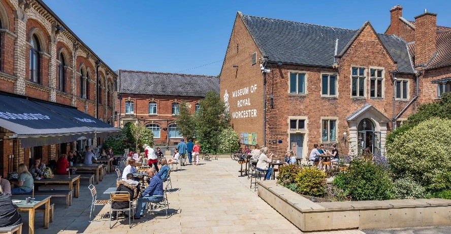 TheMoRW's tweet image. Exciting news! 📢Artists Musson+Retallick are hosting FREE creative workshops on their upcoming site-specific public artwork (January 18th, 19th, 26th and 27th). 

museumofroyalworcester.org/site-public-ar…

@RPWWorcester @worcityheritage 
#wmidshr #MidlandsHour #DroitwichHour #MalvernHillsHour