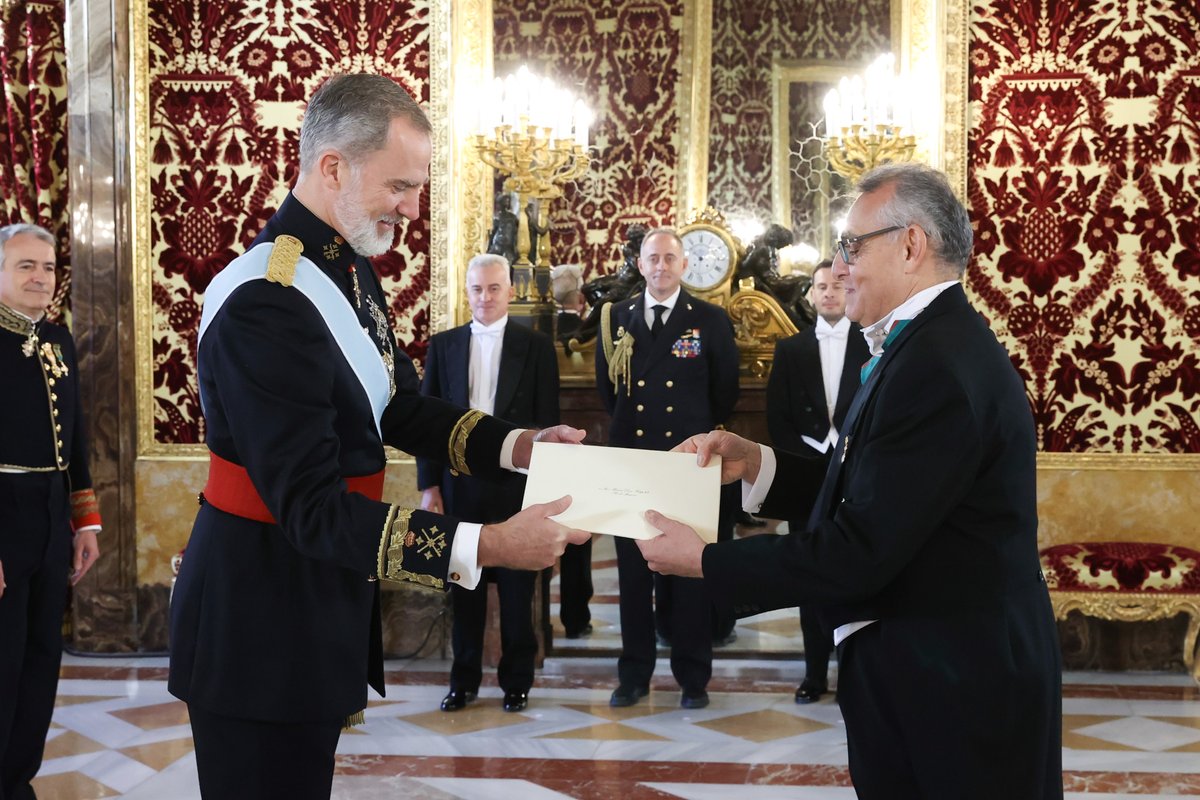 Italy in Spain (@italyinspa) on Twitter photo L’Ambasciatore d'Italia <a href="/giuseppbuccino/">Giuseppe Buccino</a> ha presentato le Lettere Credenziali a Sua Maestà Filippo VI di Borbone presso il Palazzo Reale di #Madrid, in una solenne cerimonia con la quale si è formalizzata la pienezza delle funzioni di Ambasciatore della Repubblica🇮🇹nel Regno di 🇪🇸 L’Ambasciatore d'Italia <a href="/giuseppbuccino/">Giuseppe Buccino</a> ha presentato le Lettere Credenziali a Sua Maestà Filippo VI di Borbone presso il Palazzo Reale di #Madrid, in una solenne cerimonia con la quale si è formalizzata la pienezza delle funzioni di Ambasciatore della Repubblica🇮🇹nel Regno di 🇪🇸