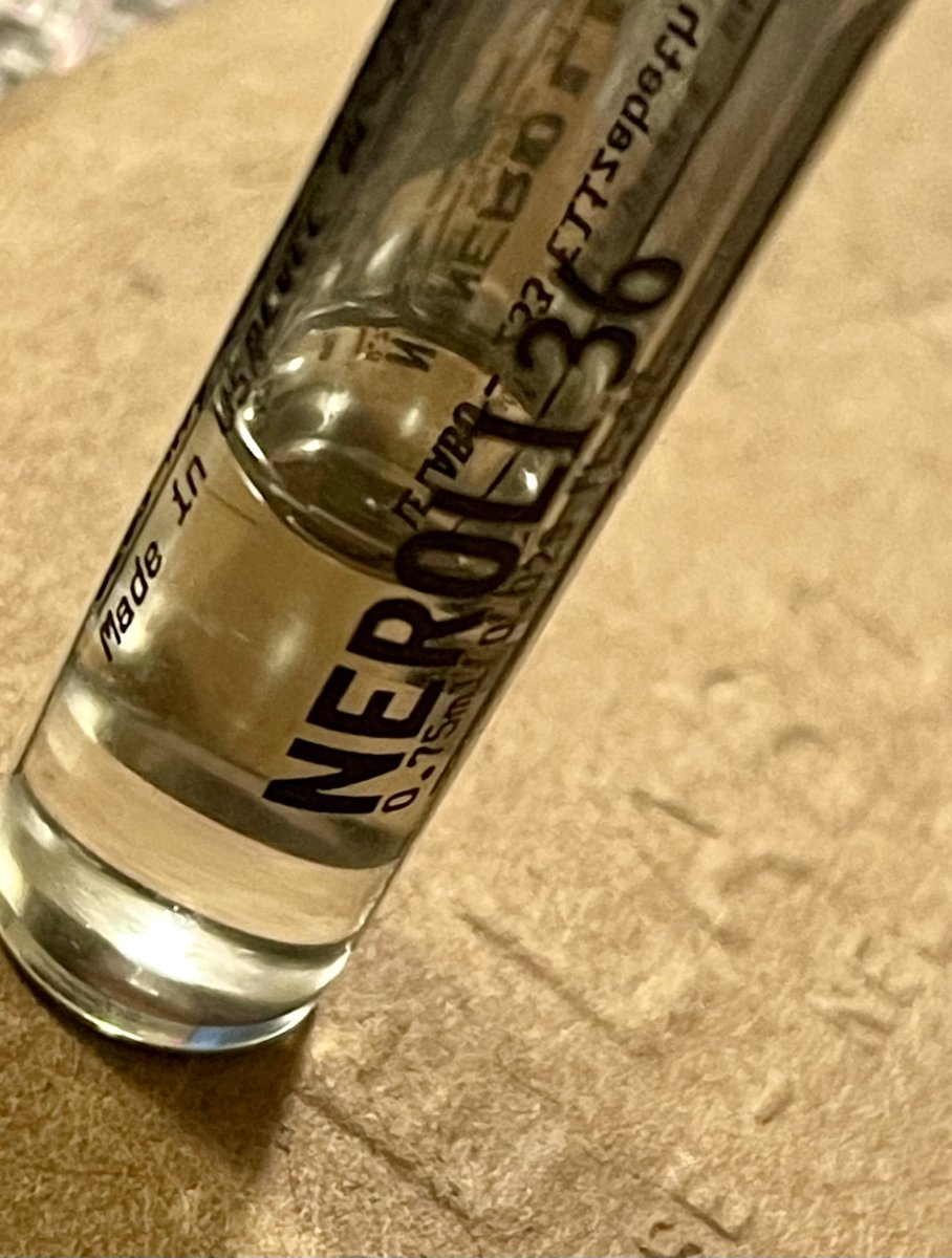 hereintokyo1's tweet photo. Le LaboのNeroli 36です
若干石鹸様のトーンがあるからでしょうか、春の日を受けて水面がキラキラ光る暖かな海に面したビーチで、ネロリの精油の瓶を開けた様な穏やかでデリケートな香りです。華やかすぎず、押し付けがましくない小さな白いお花。 https://t.co/6EEPg9XLrw