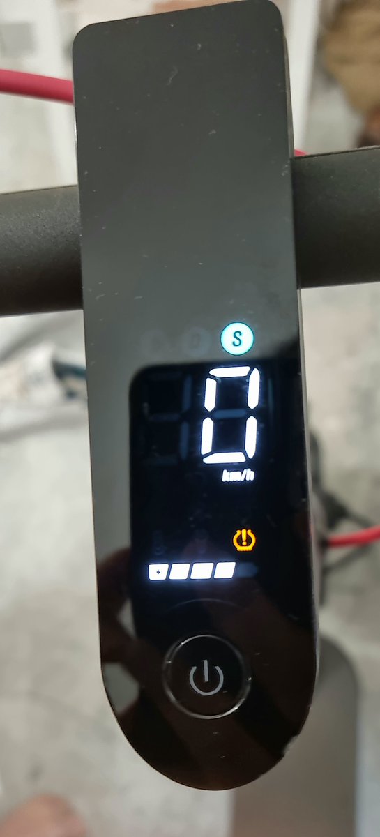 Une idée de ce que peut être ce voyant orange ?
( j'ai déjà gonflé les pneux) 🙏