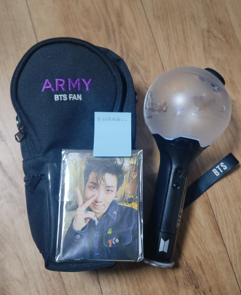ttttrade__'s tweet photo. 아미밤 양도합니다! 둘다 불 들어옵니다

아미밤 ver.1 , 아미밤 ver.3
사진구성으로 각 2.0에 양도합니다!

아미밤 삼미밤 bts lightstick armybomb
아미밤1 방탄굿즈 bts goods sell 방탄소년단 방탄응원봉 https://t.co/DGxg6s3dNa