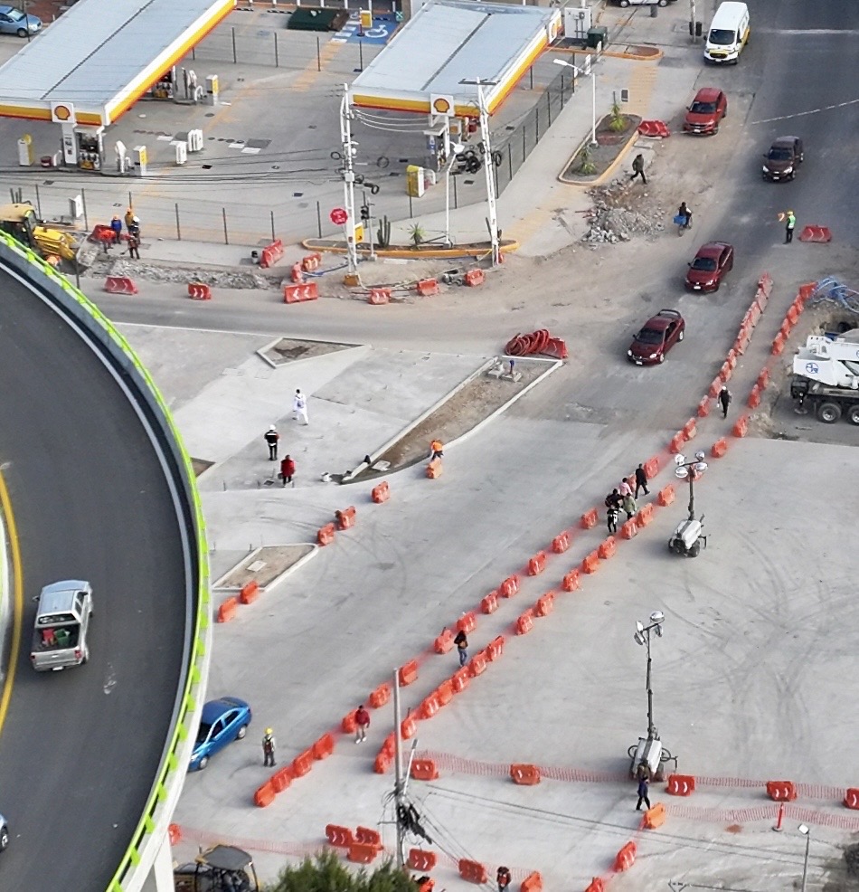 noticiasdeqro's tweet image. #PASOS | 🚶🚶‍♀️ Se habilitan pasos peatonales adicionales debido a las obras en curso en Paseo 5 de Febrero, los cuales permitirán a las personas transitar de manera segura por la vialidad afectada.
noticiasdequeretaro.com.mx/2024/01/17/hab…

#NOTICIASDEQUERETARO