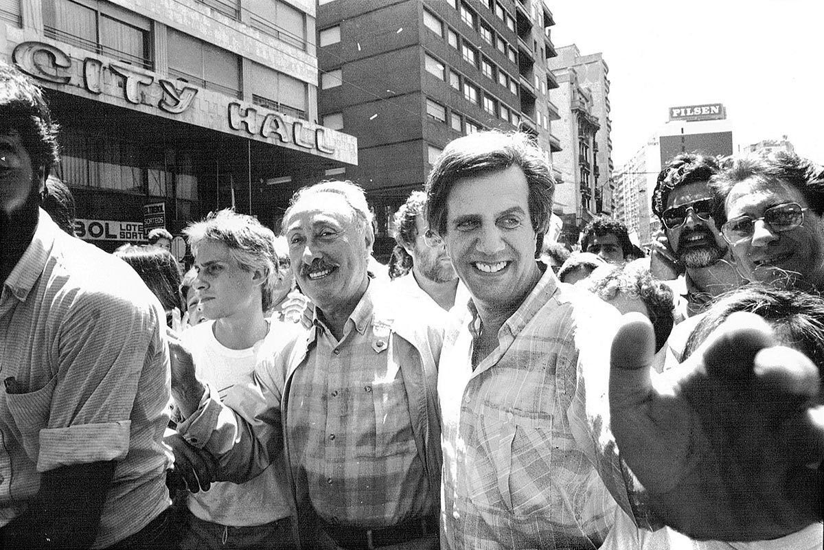 CanarioZurdo's tweet photo. Nací a fines de lo 80’ y convencidos de que un mundo mejor era posible, vi a mis viejos militando por un sueño: que Tabaré fuera presidente. Mi viejo no llegó a esa victoria del pueblo uruguayo, no lo pudo ver. 

Eso es Tabaré para mi

“No te rindas que la vida es eso” https://t.co/KdmYj4phfn