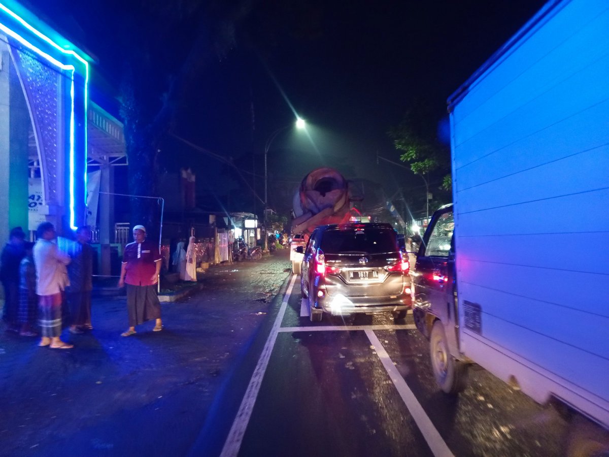 Macet 2 arah. Ternyata ada olah TKP kecelakaan selatan gadang GG 8. Sepertinya ada korban MD. <a href="/infomalang/">Info Malang</a> <a href="/SeputarMalang/">Seputar Malang</a>
