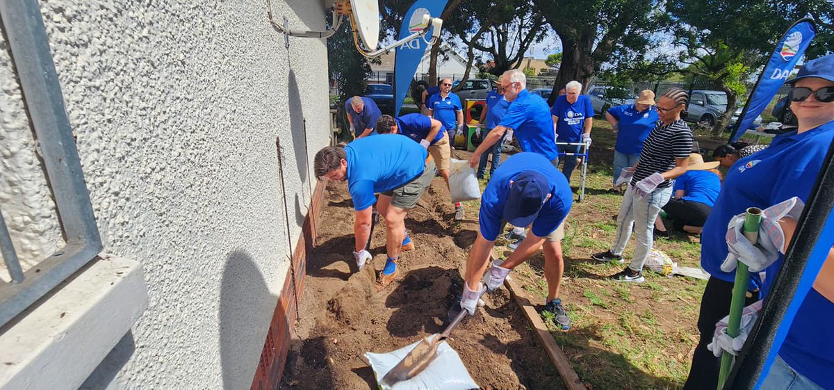 DAEasternCape's tweet photo. DA EC Provincial Leader Andrew Whitfield MP and NMB Councillors started a veggie garden today at a shelter for abused women. This veggie garden will be maintained by the shelter and DA Councillors.
#PowerToTheRegistered #thedagetsthingsdone #RescueEC #RegisterToVoteDA https://t.co/xqTDkHJ05t